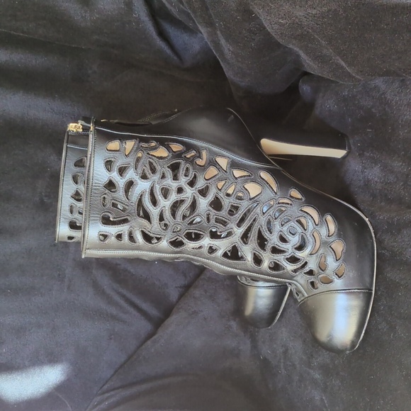 Valentino Garavani Leather Floral Laser Cut Block Heel Ankle Booties Sz 39 EU - Picture 2 of 8